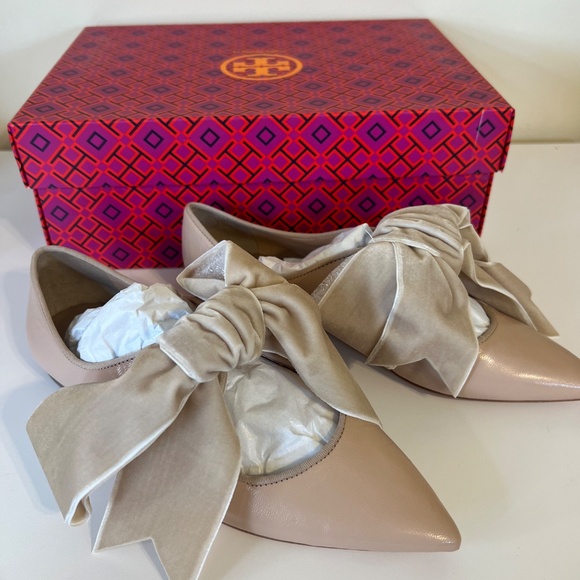 New in Box Tory Burch Clara Bow Flats in Nude - Size 5.5 - Picture 2 of 9